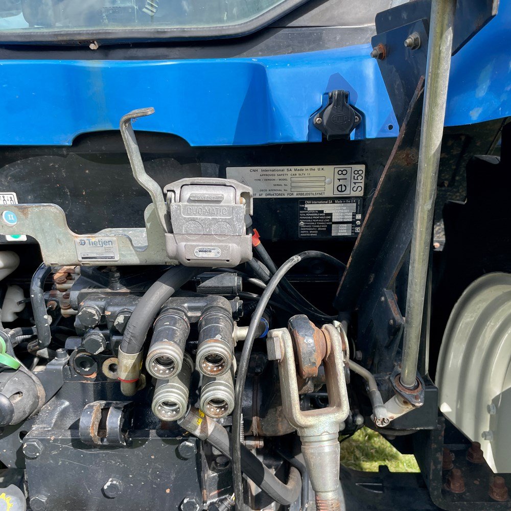 new holland ts100a – 101 ch – 2005 – 4t5 – 6 701 h – chargeur frontal